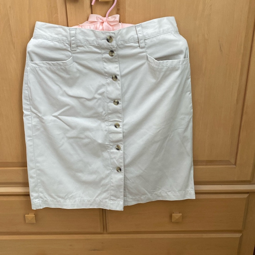 Eddie Bauer khaki button down skirt w/ 2 front pockets . 100% cotton Size 8